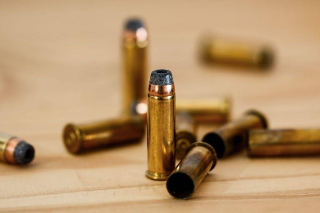 Niño muere al disparar por accidente el arma de su madre