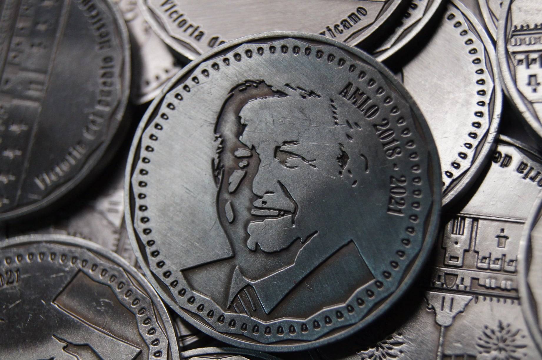 Circulan monedas conmemorativas de AMLO; ¿ya tienes las tuyas?