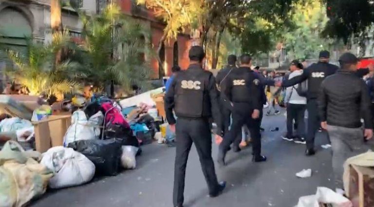 Mazahuas reingresan a predio en la colonia Juárez, tras intento de desalojo