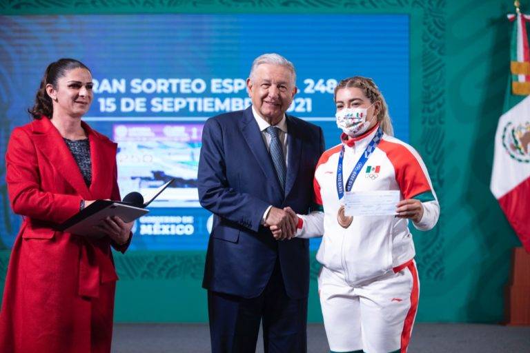 Areli Fuentes agradece al presidente por entregarle un cheque físico y no de cartón