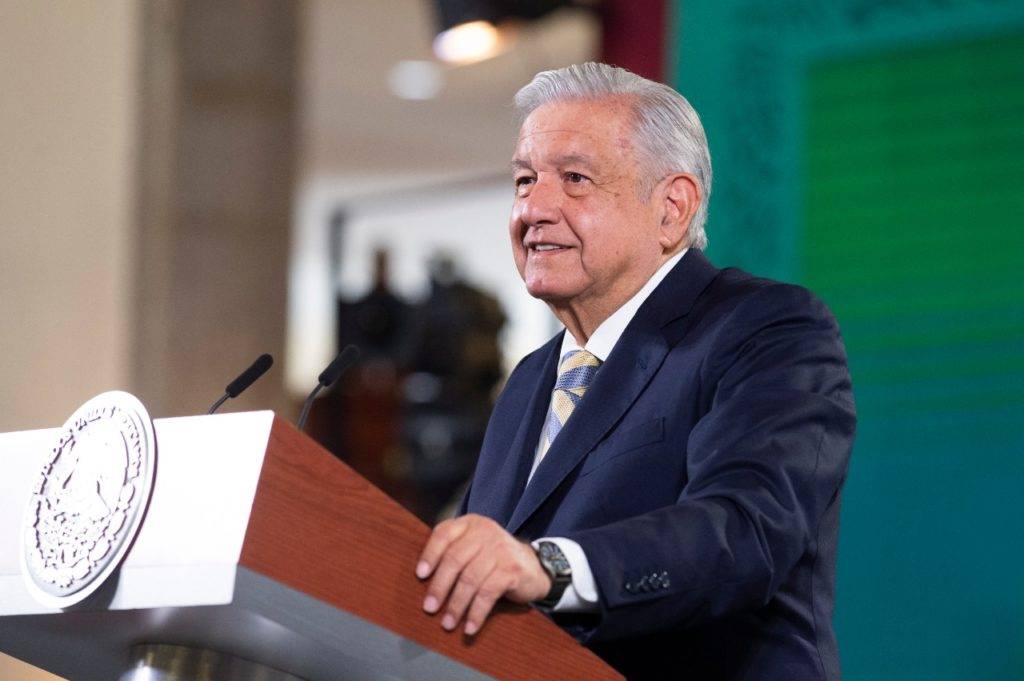 AMLO ofrece jubilaciones a miembros del SME despedidos por Calderón