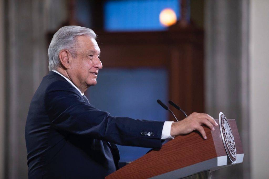 AMLO revela millonada que pagará Televisa por fusión con Univisión