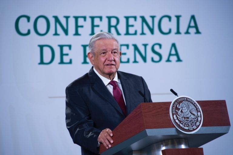 AMLO reitera que se taparán baches con dinero recaudado de autos chocolate
