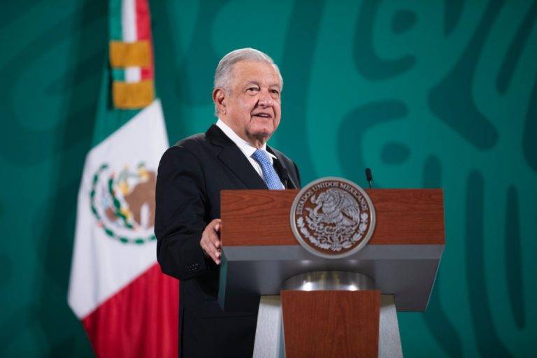 Vamos a lograr desterrar la corrupción de nuestro país: AMLO