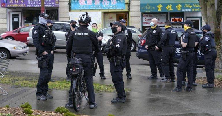 Policías y bomberos de NY se resisten a vacunarse contra la Covid-19