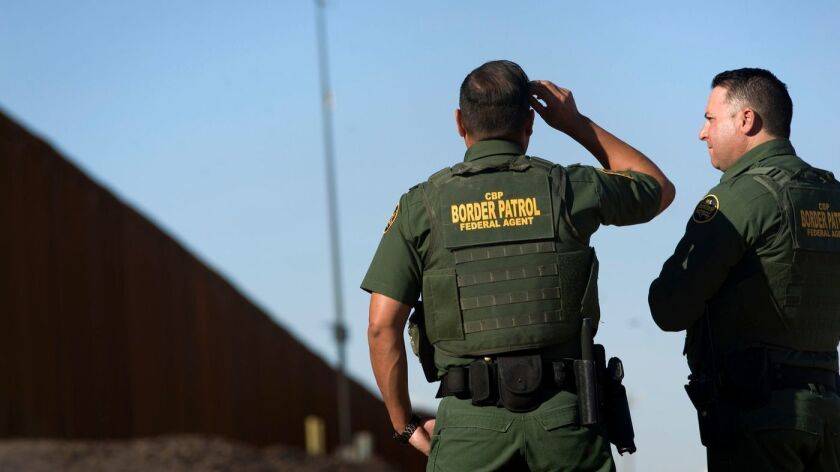 Agentes de migración de EE.UU. son despedidos por comentarios racistas