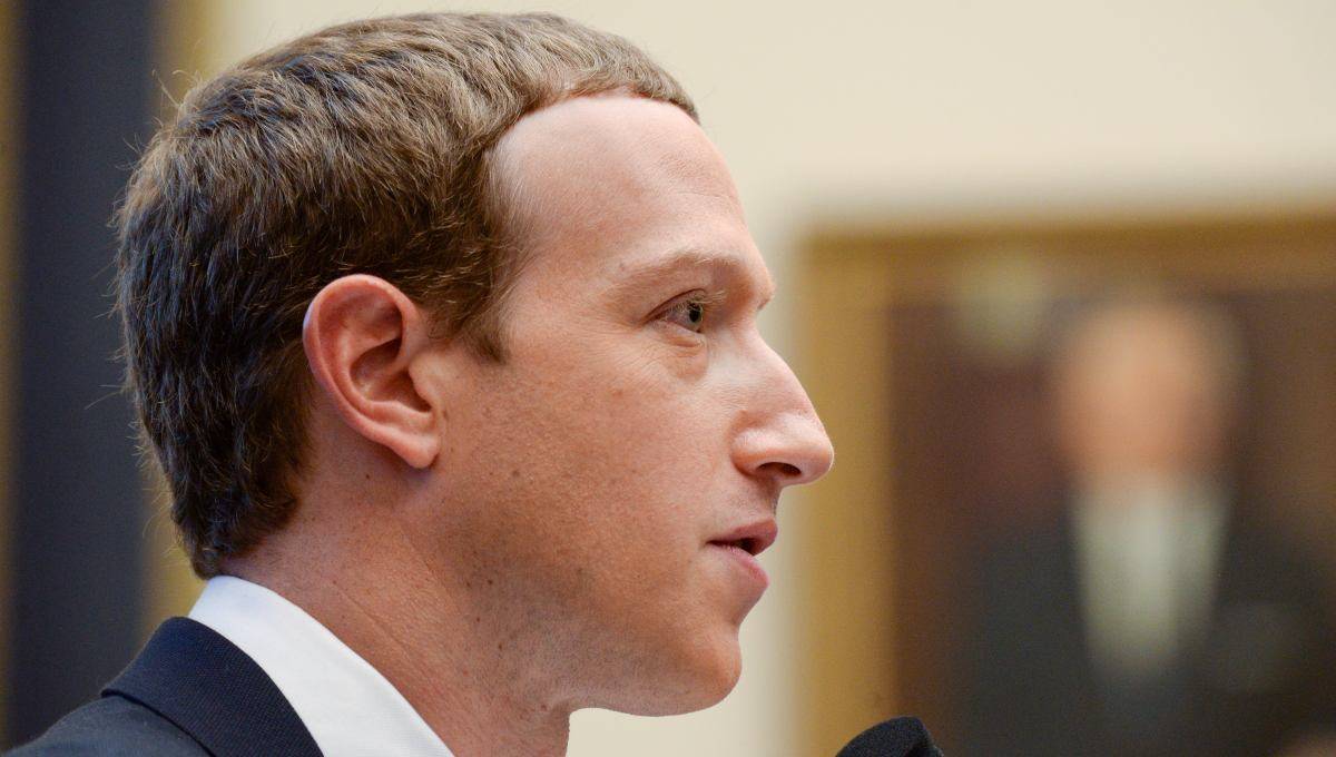 Acciones de Zuckerberg se desploman por caída de redes sociales