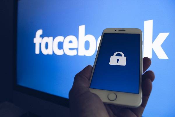 Facebook multado por discriminar estadounidenses