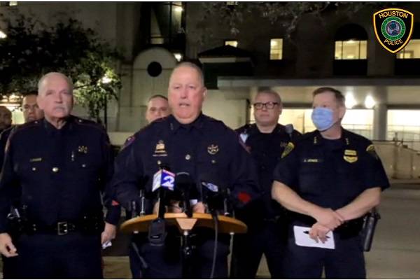 En Texas atacaron a tres policías por la espalda