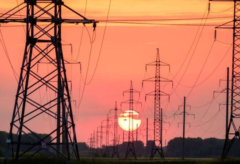 Firma de abogados se afila las uñas frente a reforma eléctrica