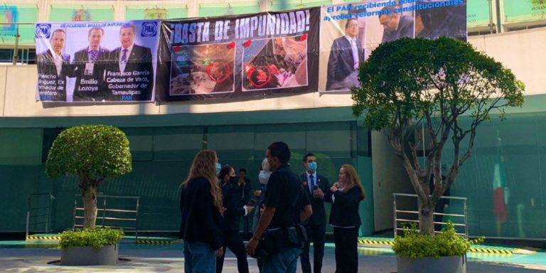 Discordia en el Senado por Lozoya; Morena y PAN se lanzan acusaciones con mantas