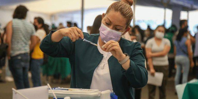 Celebración en la CDMX por vacunación contra la Covid-19