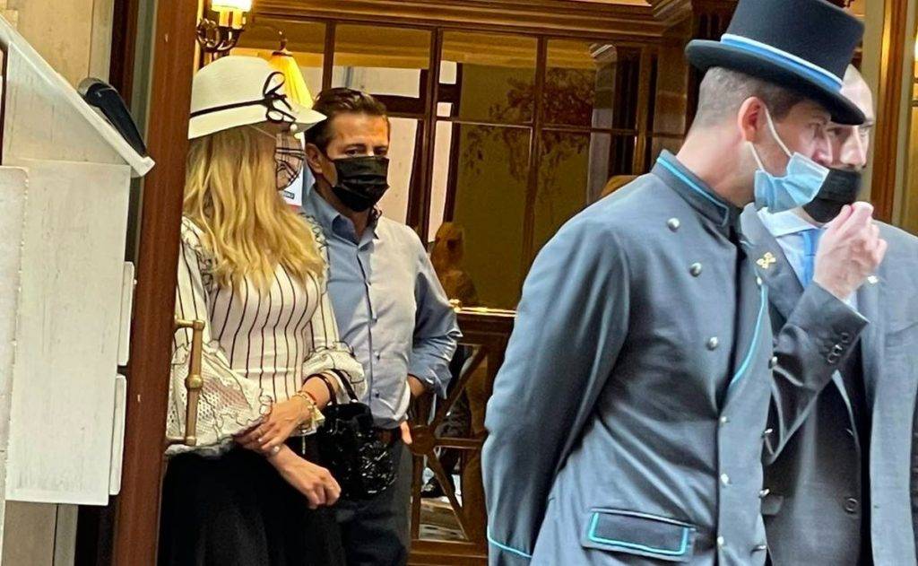 Le gritan a Peña Nieto “ratero” mientras sale de lujoso hotel en Italia