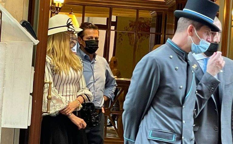 Le gritan a Peña Nieto “ratero” mientras sale de lujoso hotel en Italia