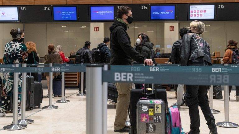 EU, Canadá y Europa limitan viajes a Sudáfrica ante aparición de nueva variante de la Covid