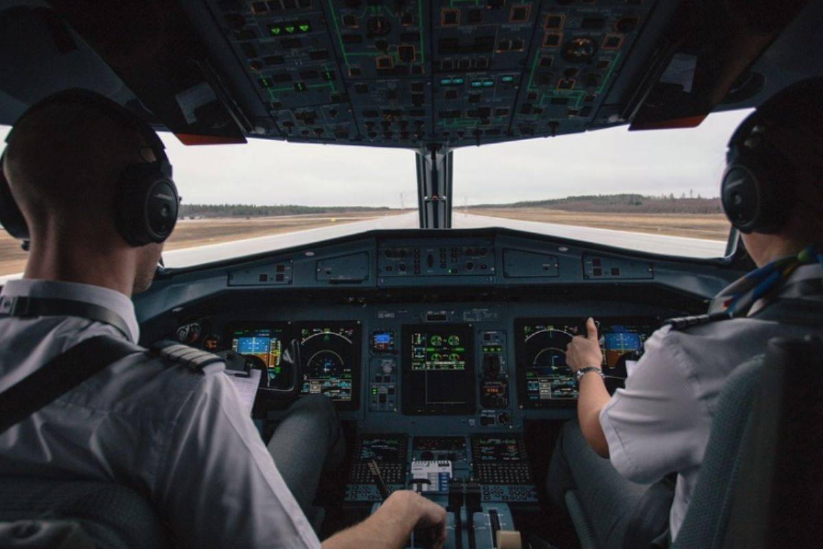 Piloto se viraliza por cantar canción de cuna a pasajeros en pleno vuelo