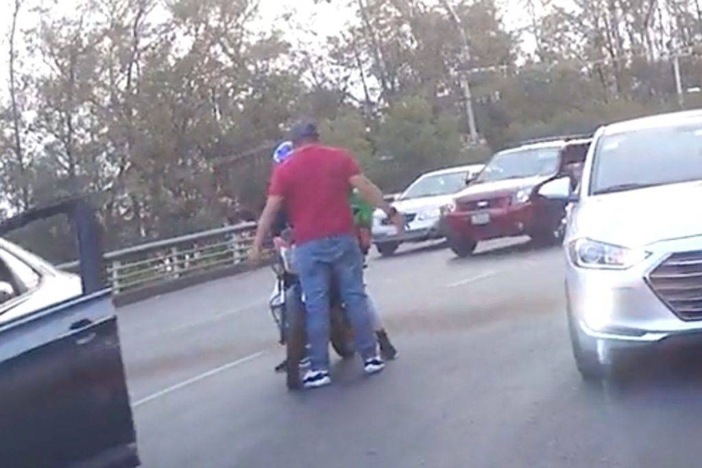 Conductor detiene su auto en plena avenida para golpear a repartidor en Xochimilco