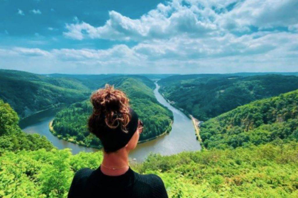 Mujer fallece tras caer de un acantilado intentando tomarse una selfie