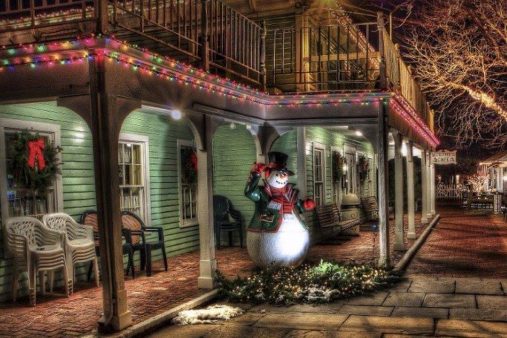 Familia es multada por colocar adornos de Navidad ‘antes de tiempo’