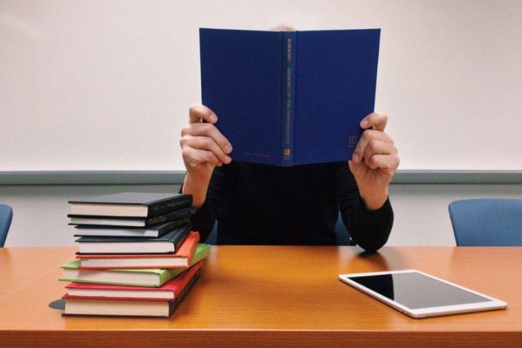 Maestra golpeó a un alumno por hacerle un comentario en redes sociales