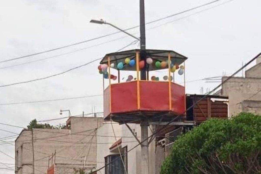 Construyen salón de fiestas sobre poste de luz en Edomex