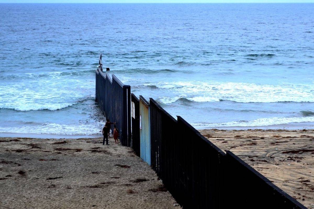 Mexicanos son rescatados de ahogarse al intentar cruzar la frontera nadando