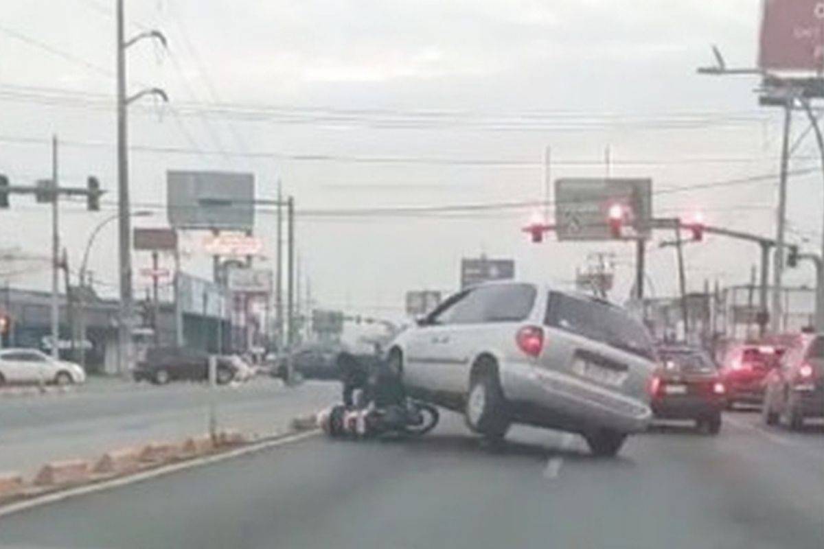 Conductor atropella a motociclista tras una discusión en calles de Monterrey