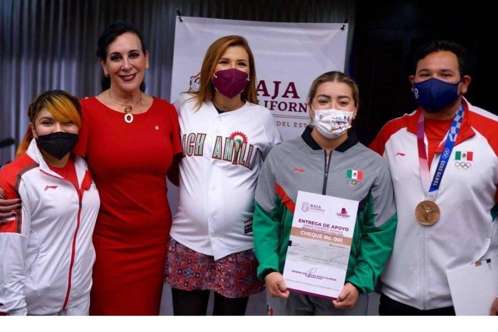 Aremi Fuentes recibió premio económico que le prometieron hace varios meses