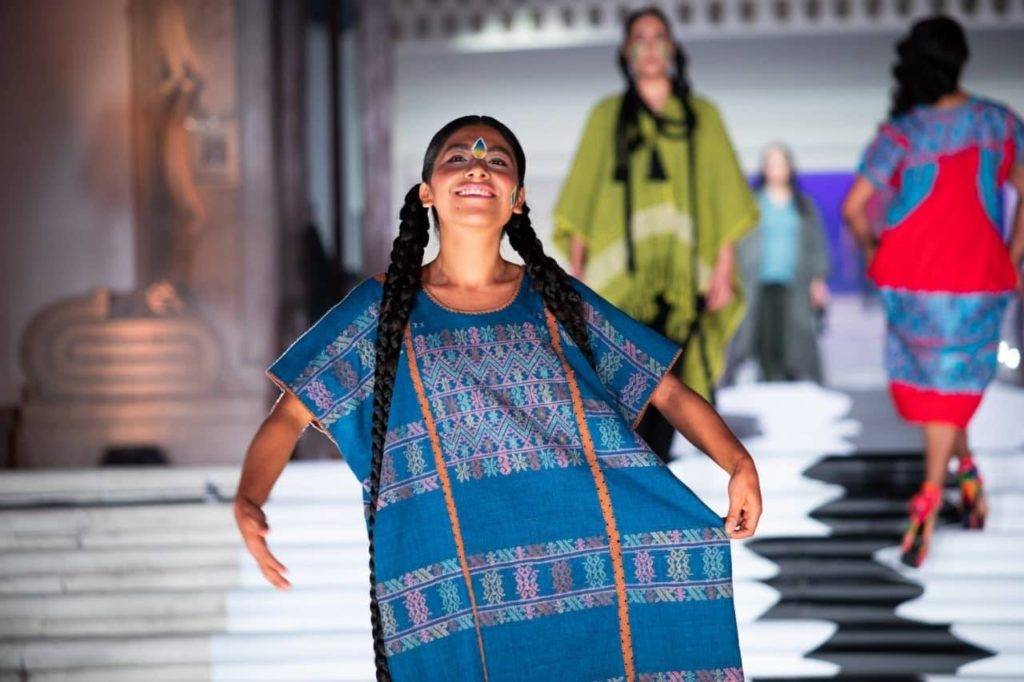 Desfile de textiles en huipiles mexicanos. Foto tomada de Twitter.