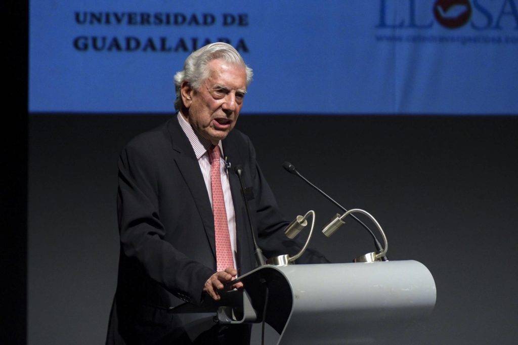 Mario Vargas Llosa durante una ponencia en la Bienal, en septiembre pasado. Foto tomada de la página de la UdeG.