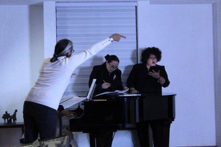 De derecha a izquierda: María Katzarava, Ana Caridad Acosta y Grace Echauri, en un ensayo previo al concierto.