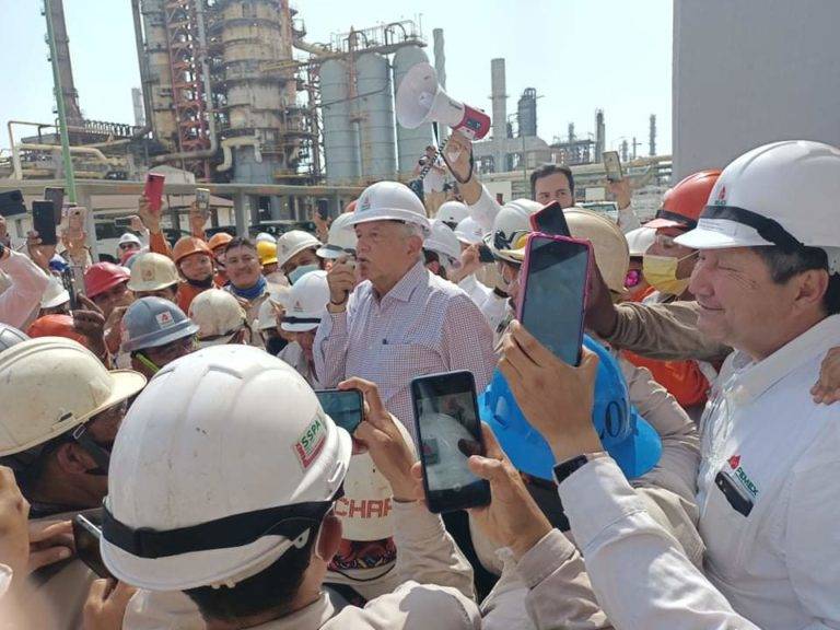 AMLO pide a trabajadores de Pemex y CFE apoyar en el rescate de ambas empresas