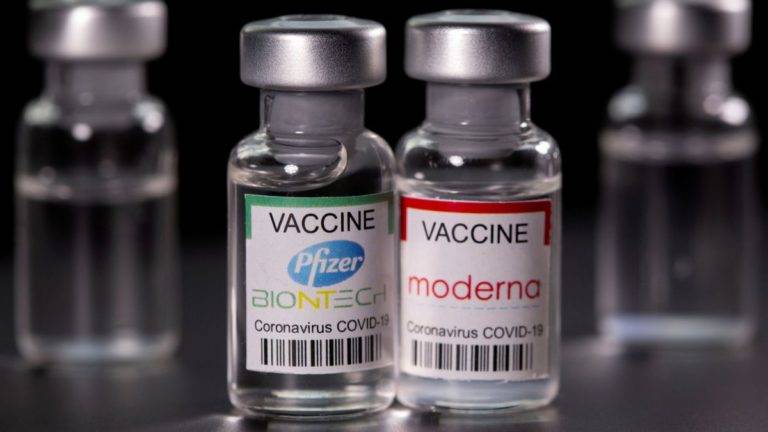 Aprueban tercera dosis para vacunas contra Covid-19 de Pfizer y Moderna
