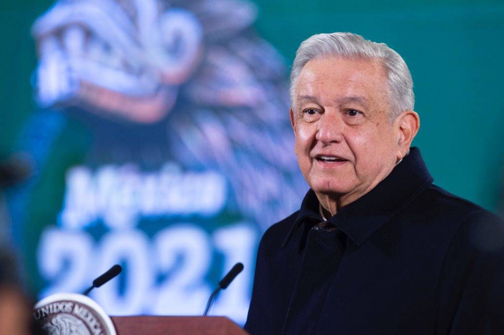 AMLO anuncia créditos de vivienda y pensiones a adultos mayores migrantes