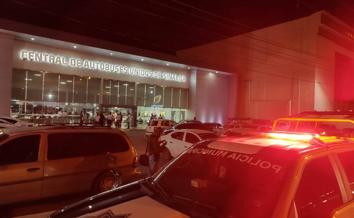 #Video Sujeto armado con cuchillo secuestra autobús en terminal de Mazatlán