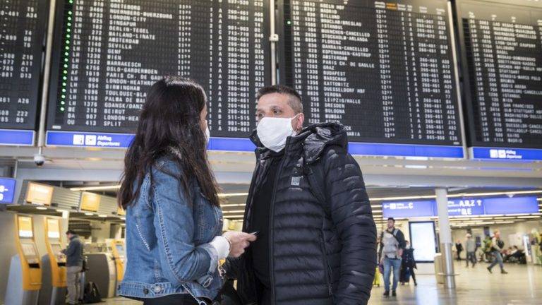 EU solicitará pruebas negativas de Covid a viajeros, pese a su estado de vacunación