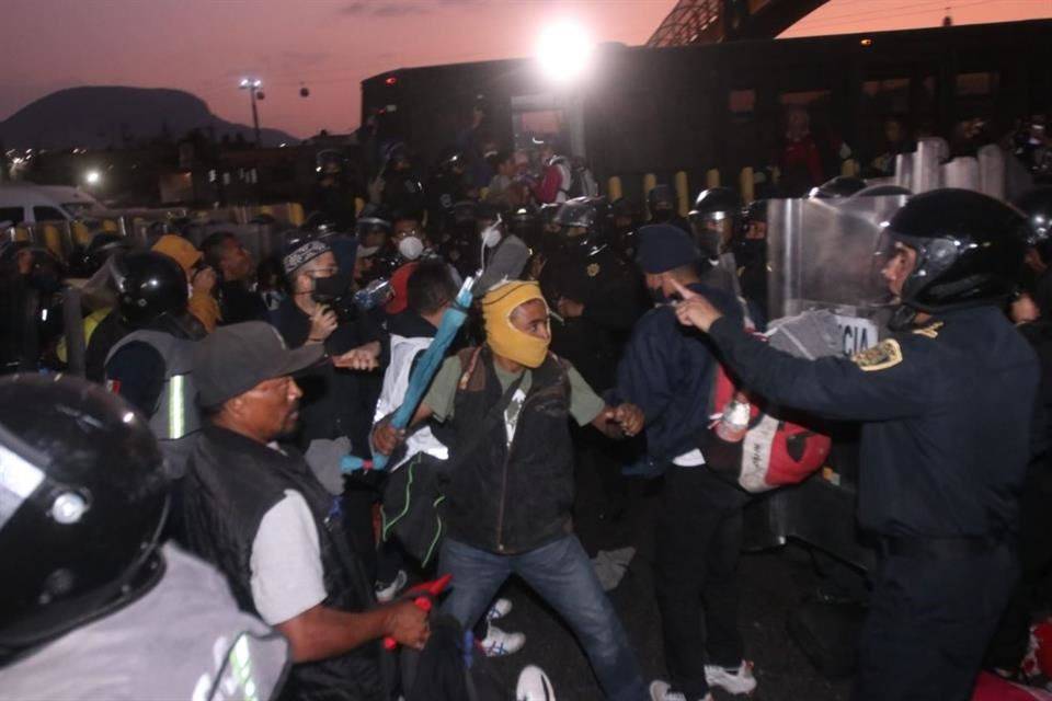 Caravana migrante se enfrenta con la policía en la México-Puebla