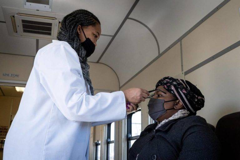 En alguEn algunas regiones de Sudáfrica se ha reportado un incremento en el número de contagios por Covid-19, debido a la variante Ómicron.nas regiones de Sudáfrica se ha reportado un incremento en el número de contagios por Covid-19, debido a la variante Ómicron.
