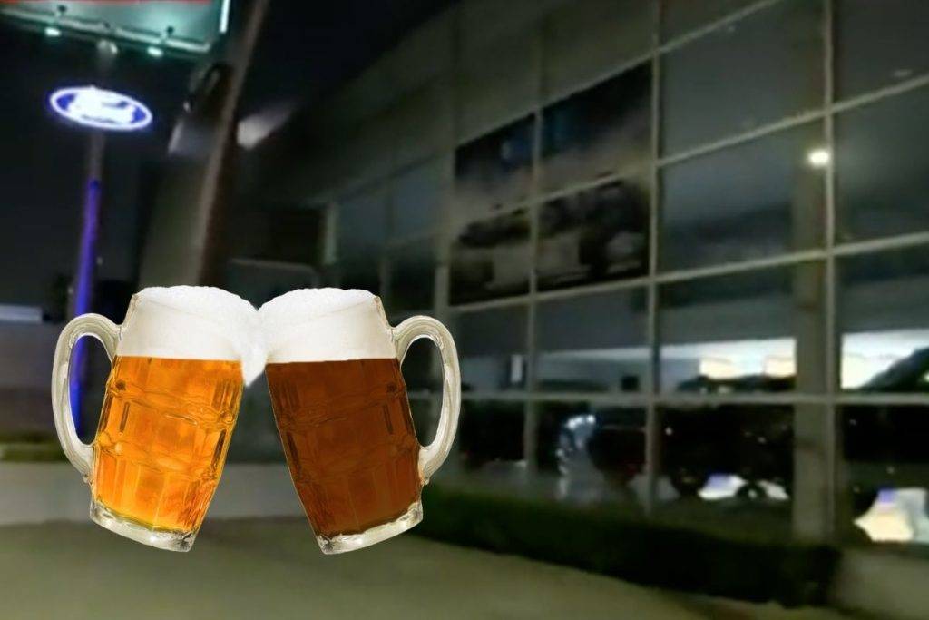 Mujer droga a vigilante con cervezas y roba dinero de agencia automotriz en CDMX