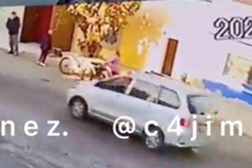 Policía de Edomex atropella a tres personas, una fallece