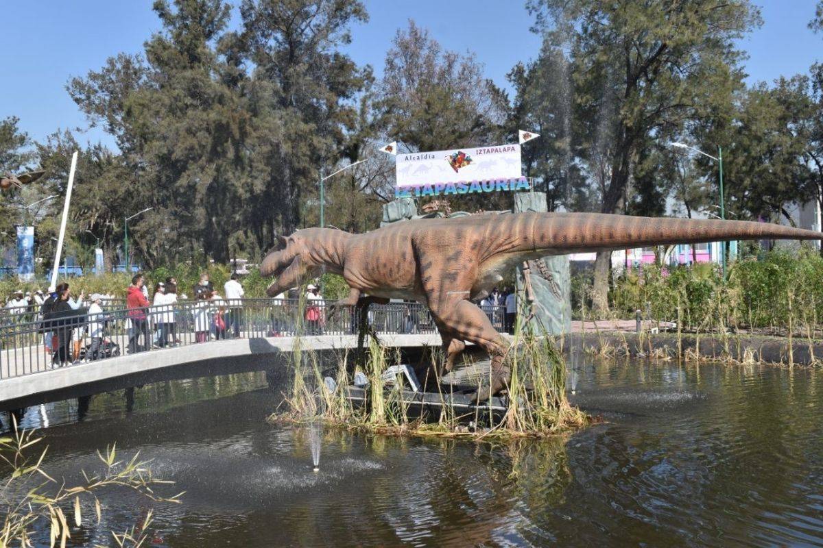 Dinosaurios llegan al parque temático Iztapasauria en CDMX