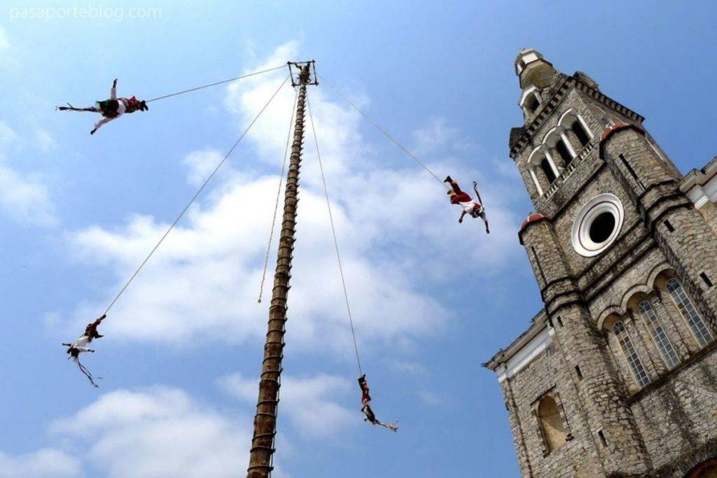 Volador de Cuetzalan fallece tras caer del poste a 20 metros de altura