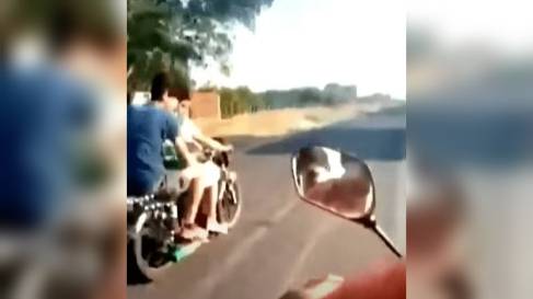 A través de Twitter se compartió el video donde se puede ver como cuatro jóvenes en dos motocicletas circulaban a exceso de velocidad.