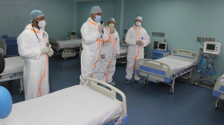 Inglaterra se prepara para enfrentar a Ómicron; abrirán 4 mil camas provisionales