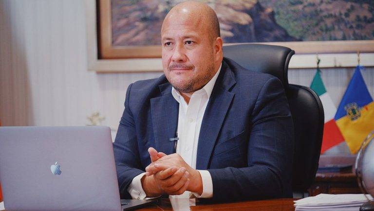 Alfaro prohíbe otorgar entrevistas a reportera por realizar preguntas incomodas