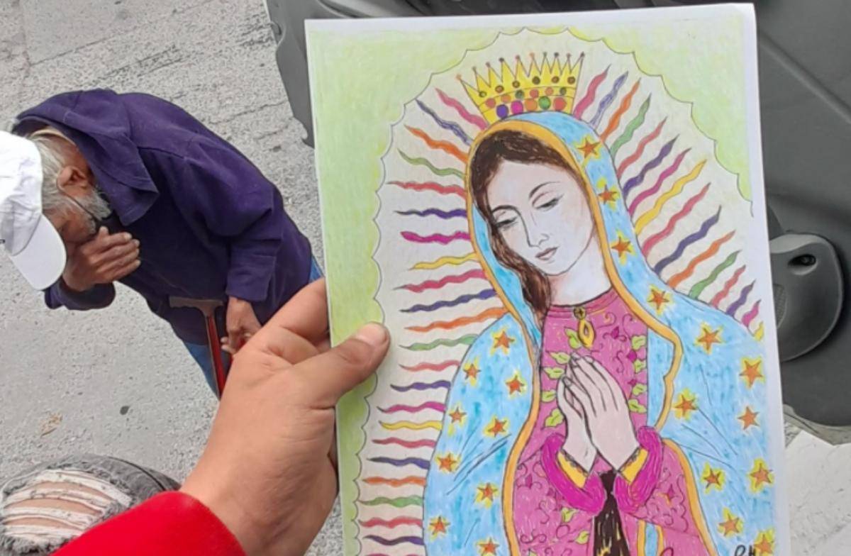 Video: Abuelito vende dibujos de la Virgen de Guadalupe para mantener a sus  nietos - RegeneraciónMX