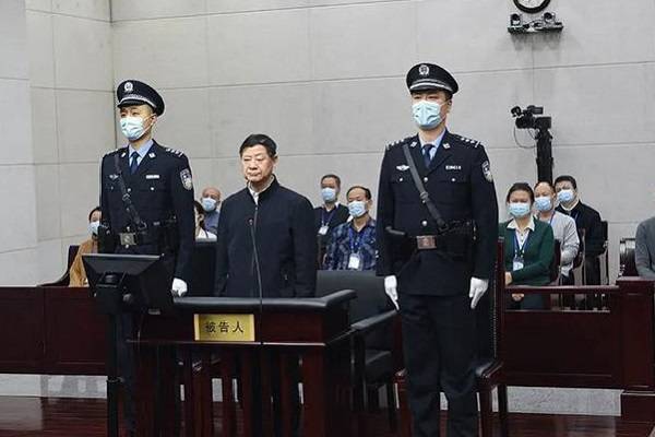 China conmuta pena de muerte de funcionario corrupto