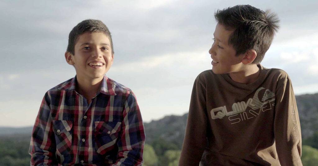 Temporada de Campo refleja la intimidad de una familia de rancho y los sueños de un niño de 12 años que busca dejar la escuela para criar toros de lidia. 