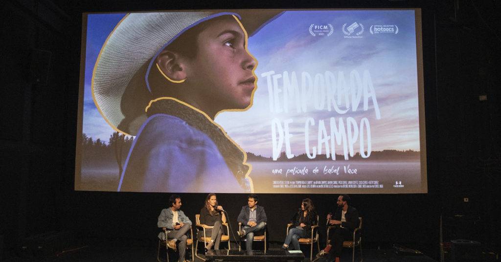 Temporada de Campo refleja la intimidad de una familia de rancho y los sueños de un niño de 12 años que busca dejar la escuela para criar toros de lidia. 