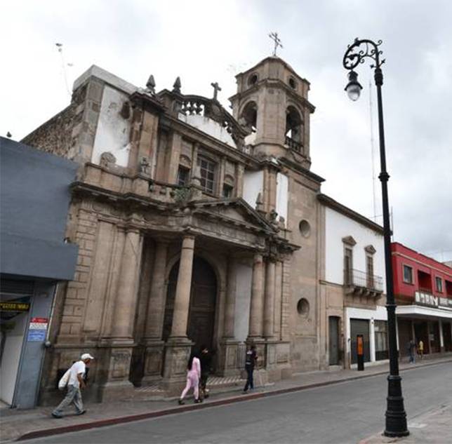El templo de San Francisco, en Guanajuato. Dicen que rondan las almas de quienes están sepultados ahí y de ánimas que aún no saben que ya murieron.
